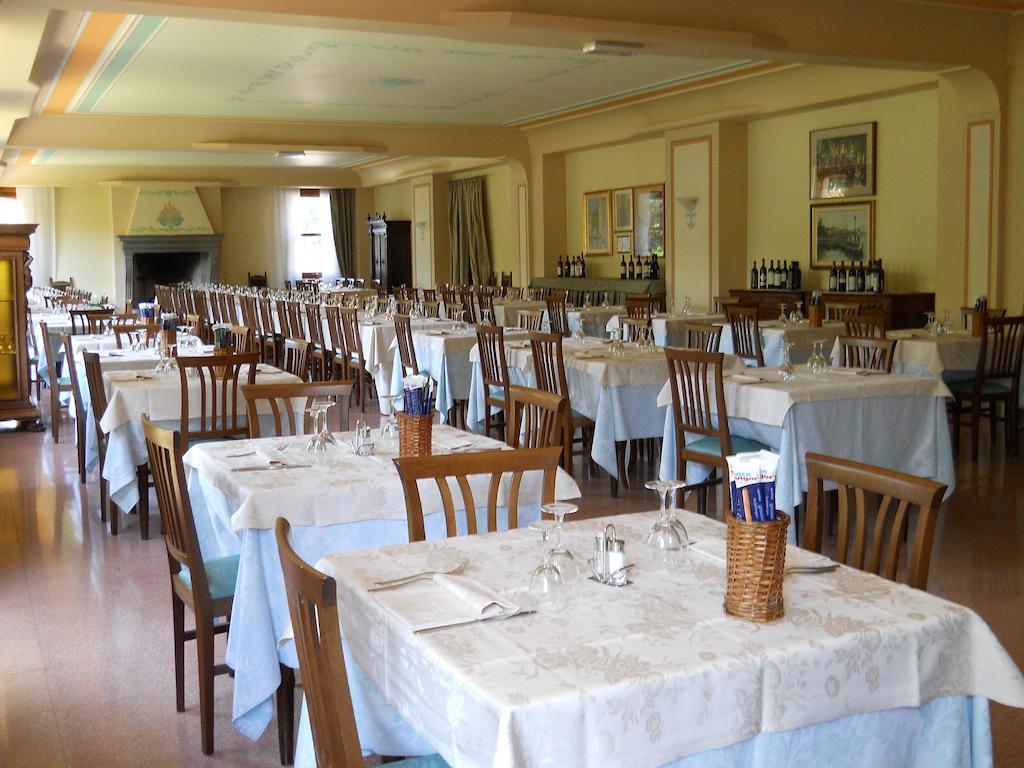 Albergo Ristorante Aquila سولتسانو المظهر الخارجي الصورة