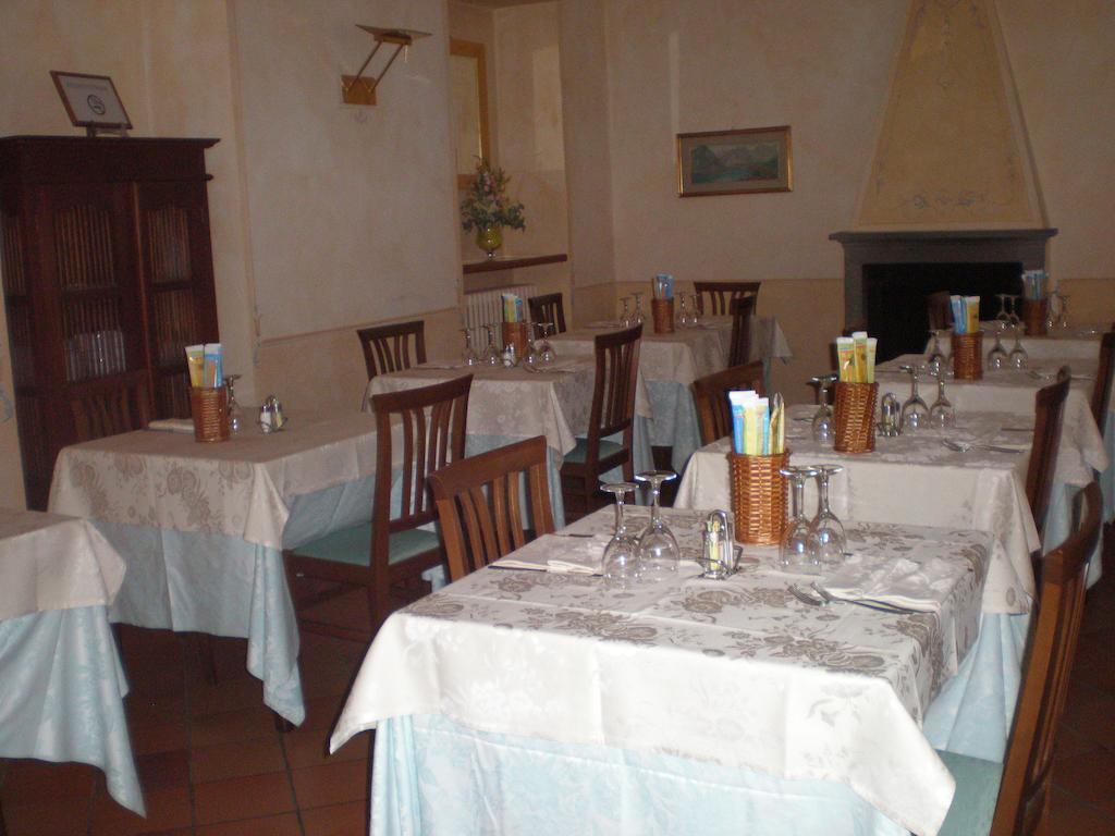 Albergo Ristorante Aquila سولتسانو المظهر الخارجي الصورة